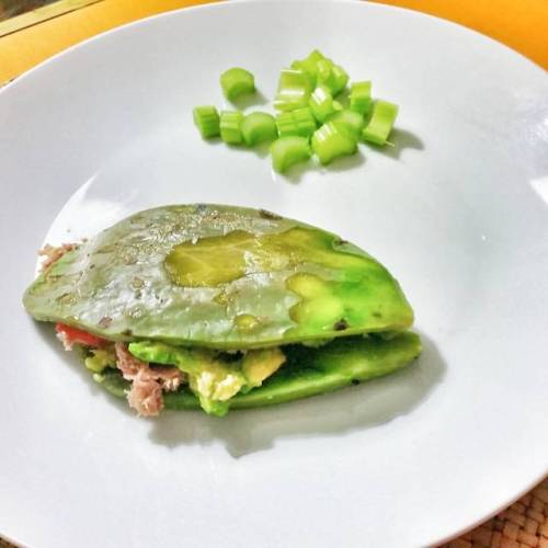 ¡Cena ligerita y saludable! Sándwich de nopal, relleno de una lata de atún, jitomate, cebolla, cila