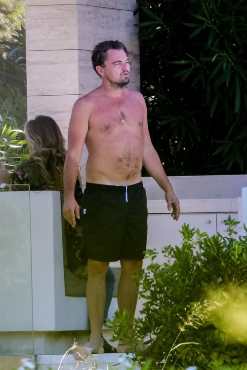 Leonardo DiCaprio The Actor Has Been Showing Off The Extra Pounds Hes Added To His Glorious Dad Bod