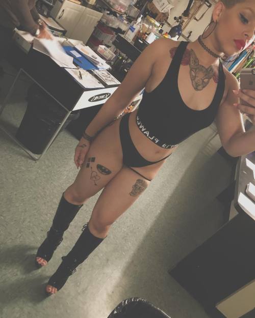 stripper-locker-room:  fxkin.weird.bitch