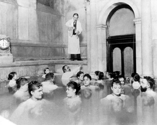 les-sources-du-nil:Bathers and Pool Attendant at Frauenbad, 1893© Stadtarchiv Baden