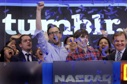  David Karp fundador y CEO de Tumblr, festeja la apertura en el Nasdaq, en Nueva York. A partir de hoy la plataforma de microbloging sale a bolsa. (AP) 