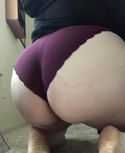 heatherbutthead-deactivated2021:No one asked for low quality feet sitting pics. But, here they are anyway. 
