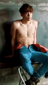 violraptaer:  Because every shawol is deprived of Jonghyun’s delicious honey abs right now 