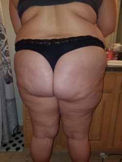 pattmcphatt:  feedingtaylor:  Rolls and cellulite….anything else to go with that?  Dimply Gorgeous 😍