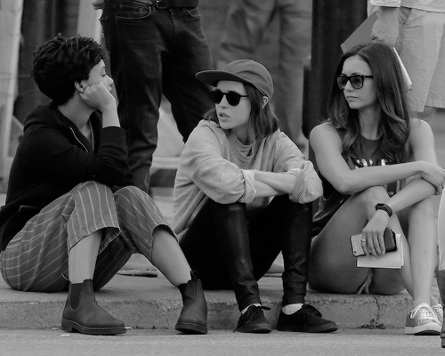 ninadobrevadaily:  Nina Dobrev, Ellen Page and Kiersey Clemons on the set of “Flatliners”