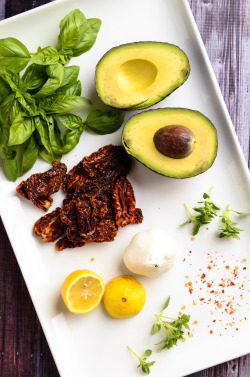 veganinspo:  Creamy Sundried Tomato Avocado Pesto Pasta  Oh