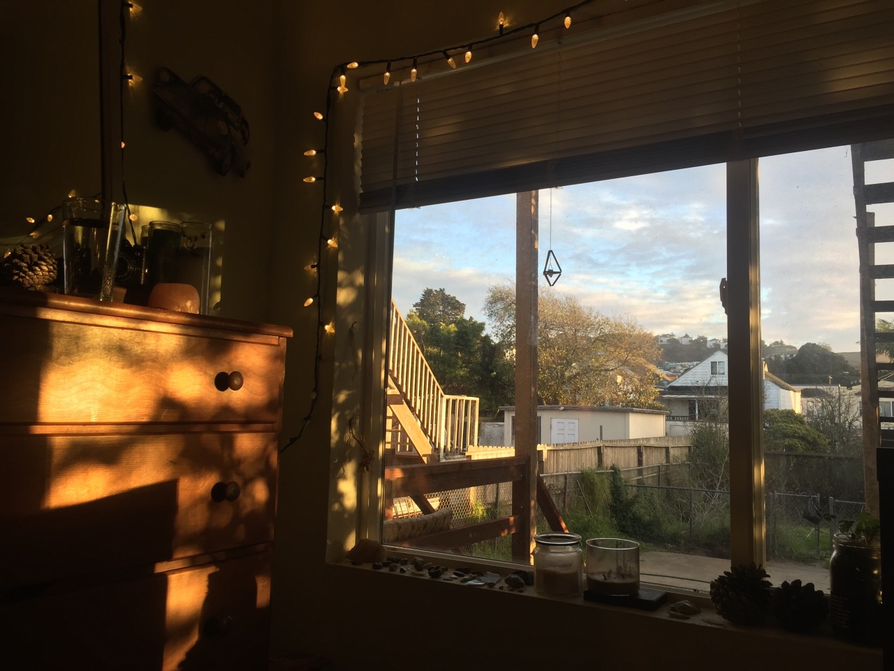 clittyslickers:  a backyard (in SF!?) and a cute ass room  Omg