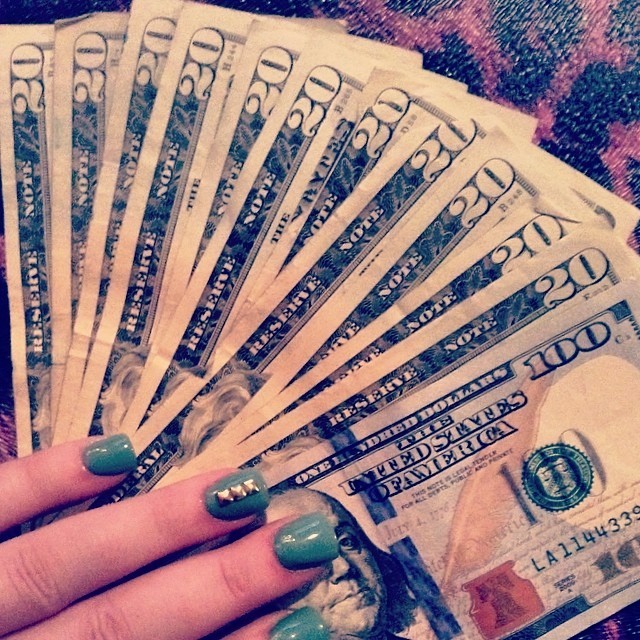 CA$H looks good under my pretty painted fingers 💵💅