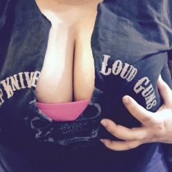 l4dy1npubl1c:  love this shirt *boob squeeze*