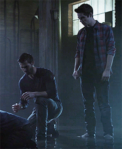 hoechlinsbeard:  #i just really love how his hand hesitates slightly before gripping tight onto derek’s shoulder  #just perfect #god bless your acting choices dylan 
