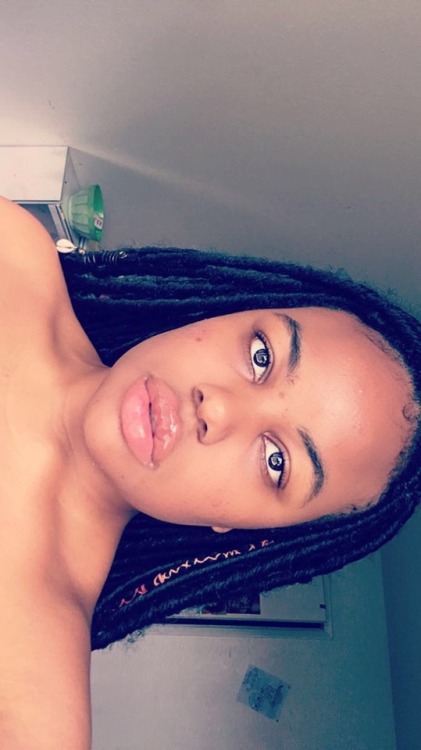 neferkinky:my collar bones say hi✨