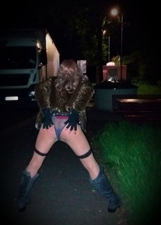 evecrossdreessing:  Horny♥️♥️♥️ 