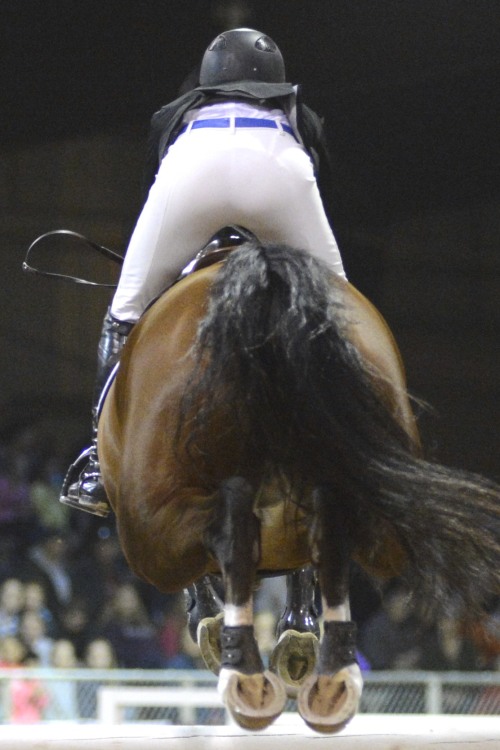 I love how the feet do their thing on the top of the jump!