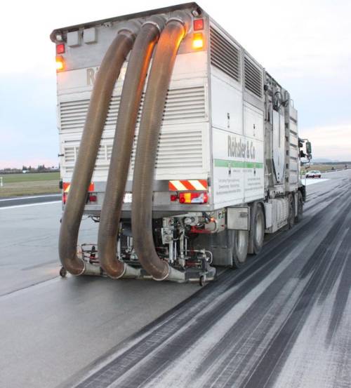 aviationblogs:Ever wonder how they clean the tire rubber from landing aircraft off of runways?Igen, 