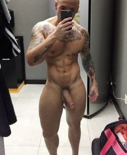 pornoboyxxl:  (via Super hung Tattoo Guys