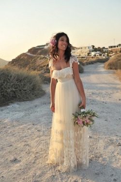 bridalsnob:  Love love love this lace trim wedding dress | via boho weddings | photo by trim photography 