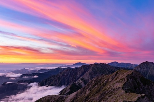 It is a scenery from Akaishidake in the Southern Alps. I was able to see the wonderful sunset blesse