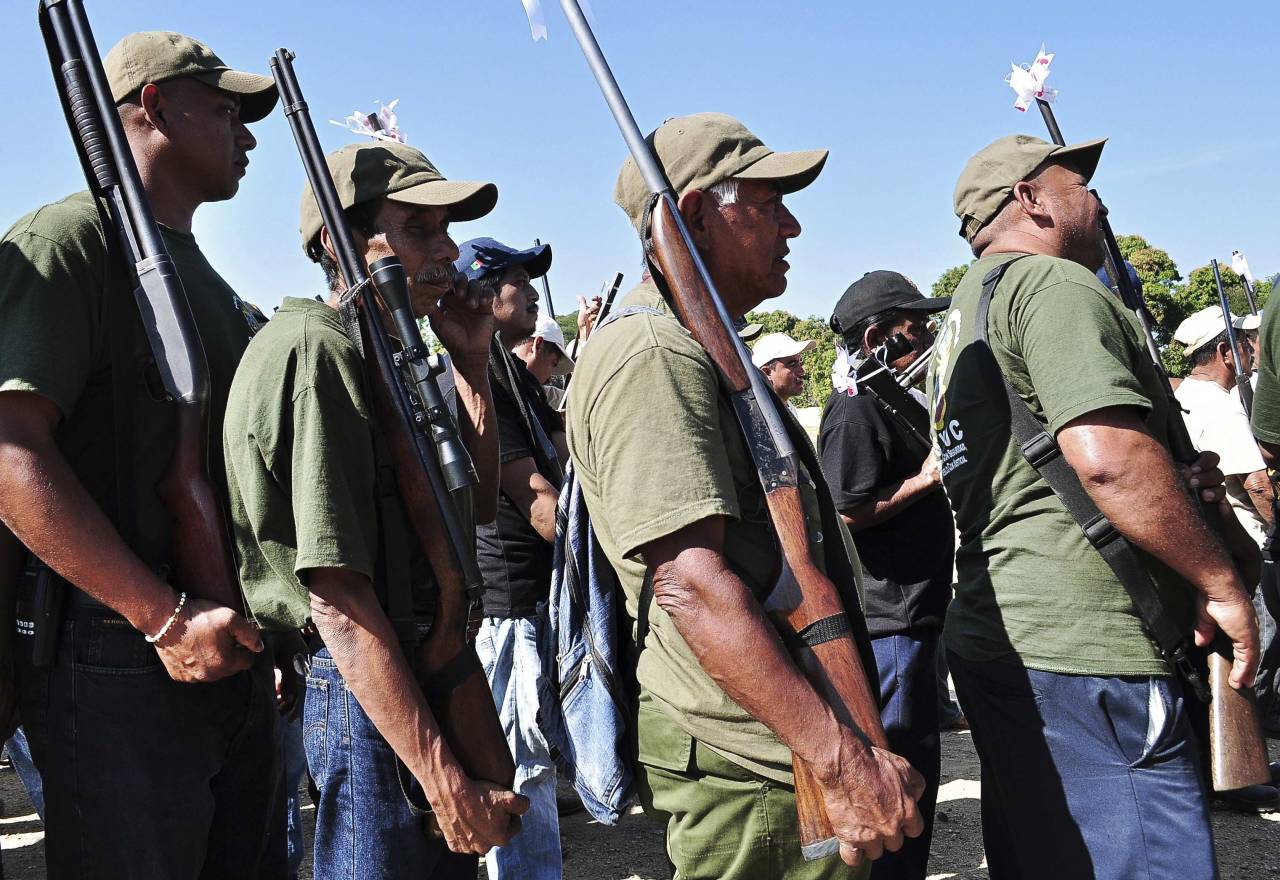 Decenas de miembros de los llamados “grupos de autodefensa” retienen a una quincena de agentes de la Policía local y han tomado la localidad de Parácuaro, en el estado de Michoacán (Mexico), donde varios pequeños municipios han sido tomados por estas...