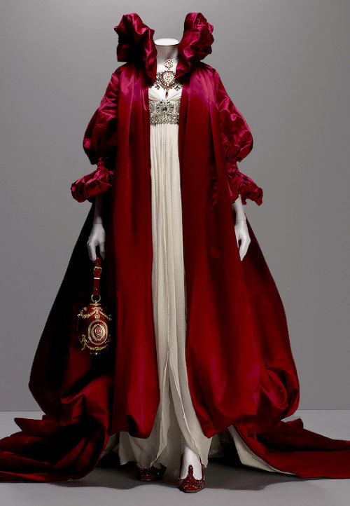 evermore-fashion:  Favourite Designs: Alexander McQueen ‘Savage Beauty’ Exhibition Pt.2