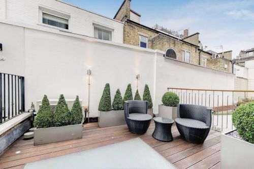 Classic Meets Contemporary at this Lavish Rental in Mayfair, LondonFavorably located on a discreet r