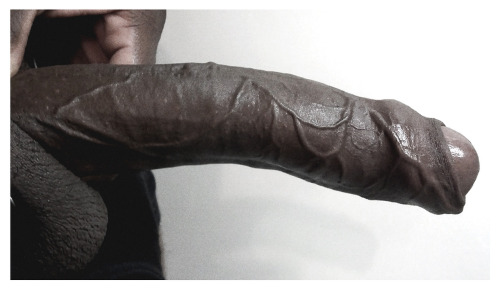 your-nostalgiker:  plugnjoy:  http://plugnjoy.tumblr.com/  Omg, so ein prachtvolles schwarzes Teil,lecker
