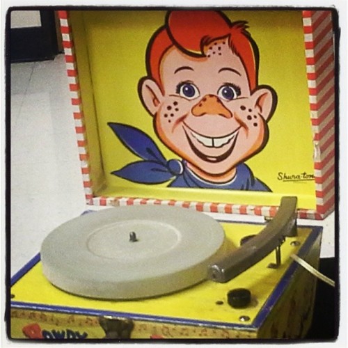 respinit:  …it’s Howdy Doody time kids…  #recordplayer #vinyl #records #howdydoody #45rpm