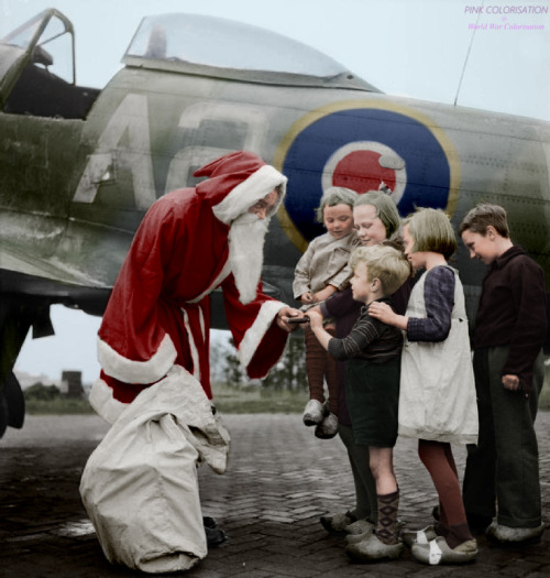 french-cut:MERRY CHRISTMAS TO ALL AND THANKS !Santa Claus (Leading Aircraftman Fred Fazan from Londo