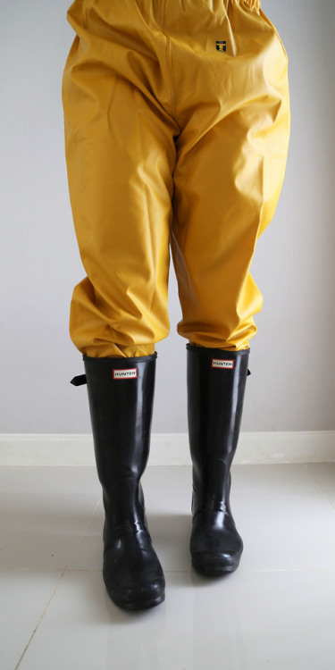 rainwearpassion:Yellow Guy Cotten Pouldo trousers - its not just heavy material, they also make me l