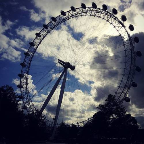 Classic London eye shot #london #londoneye #evening #sky #thames #southbank #city #travel #igerslond