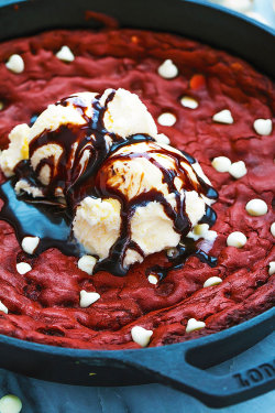 sweetoothgirl:    RED VELVET SKILLET COOKIE