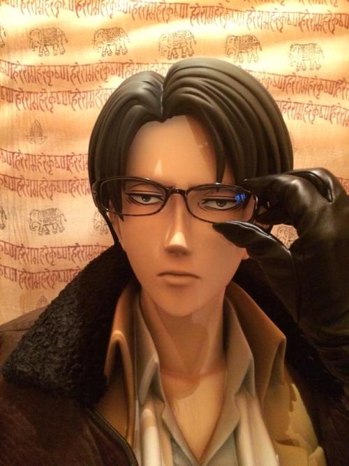 Life-size Levi figure owner rurukota has been dressing him up at home (Among other things).More on the life-size figures here!ETA: Added megane!Levi, lol.