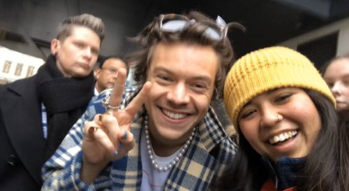 harrystylesdaily:Harry meeting fans in London today - December 18 (via @eggplant_milk)