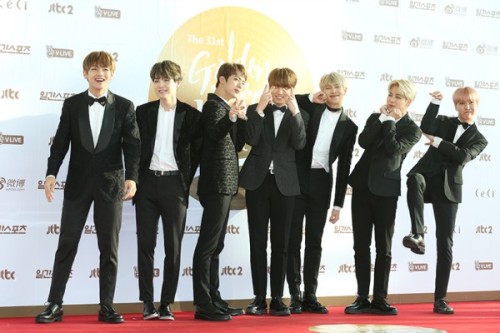 fyeahbangtaned:Bangtan at Golden Disk Awards Red Carpet