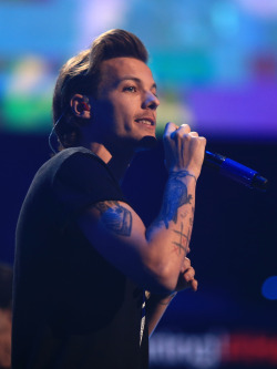 direct-news:  HQ’s - One Direction performs onstage during the 2014 iHeartRadio Music Festival at the MGM Grand Garden Arena on September 20, 2014 in Las Vegas, Nevada. 
