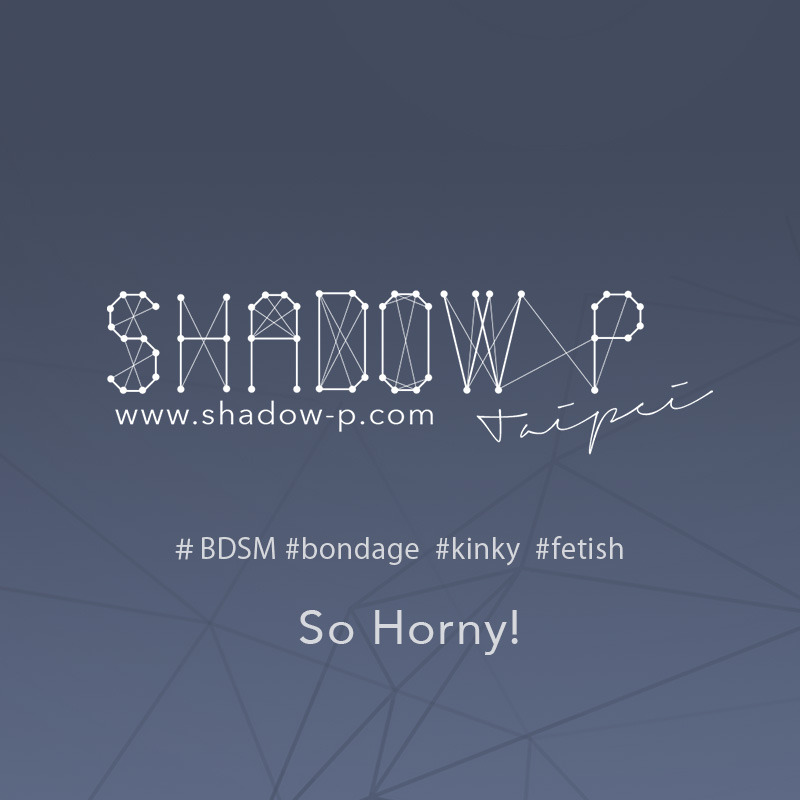 shadowplayroom:  連假結束了上班的時候，還不時在想著幾天前的橡膠派對戴好手套、穿上五指襪接著就被推倒在吊床上被迫戴上了口塞面具充氣過後填滿了整個嘴巴眼睛沒開洞視線完全被剝奪當被固定在吊床上只能任人擺佈、調教、強取…-[更多的Shadow