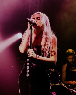 pvrisfvns:  Lynn Gunn  PVRIS live   By Jess