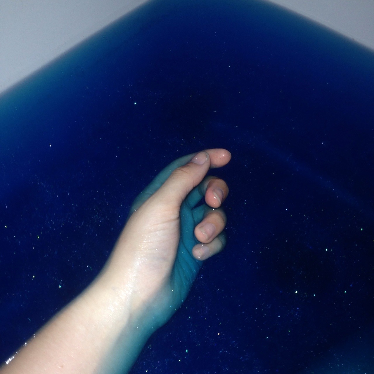 trashyprxncess:  IM SO IN LOVE//EVERYTHING IS BLUEEEEE HER BATH HER HANDS HER JEANS