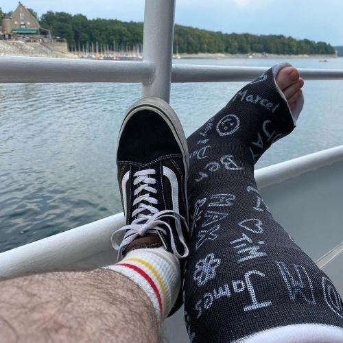 Boat-Trip Pt. 2 #brokenleg#gipsbein#vans#smellytoes (hier: Möhnesee) www.instagram.com/