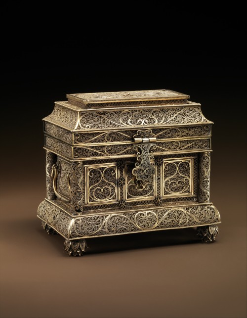 historyarchaeologyartefacts:Parcel-gilt silver filigree casket with sliding secret compartment in li