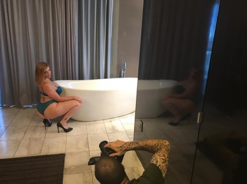 sarajayxxx:  #BTS from my @wydesydeproductions shoot 