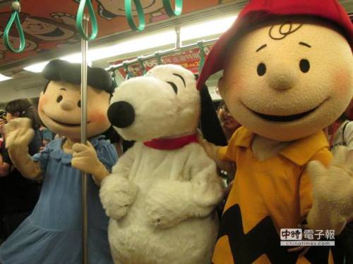 スヌーピーbot‏@SNOOPYbot  【お知らせ】今日から台湾の高雄でスヌーピー電車が走るらしいですよ！みんなも台湾に行こう！！