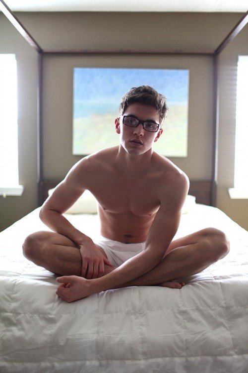 lonelyboyblue:  vegaytarian:  oursecretobsessions:  darksexyangel:  sexy intellectual  sexy guy with classes*  Glasses*  I just died 
