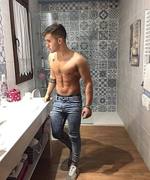 juicy-frute:  Follow me for the hottest male content on Tumblr.  