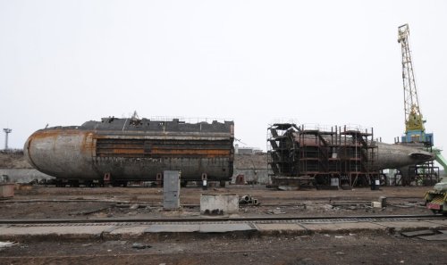rocketdigital:  Russia has a few nuclear submarines that are dangerously past their prime, considering the fissile materials that are still stored onboard. In 2009, one rusted behemoth was transported to a factory in the far eastern port city of Vladivost