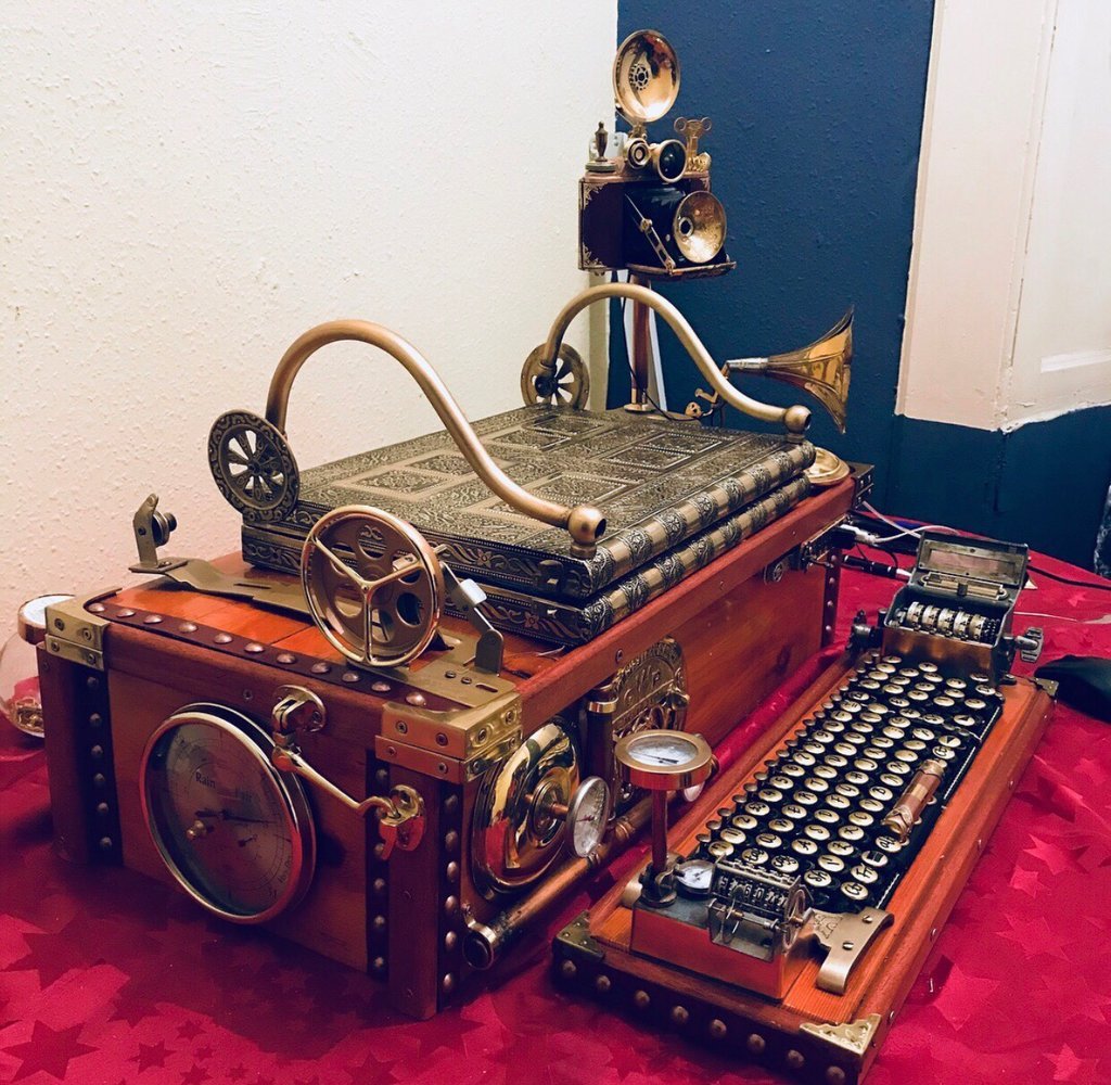 steampunktendencies:  Functional homemade steampunk computer, made of solid pine