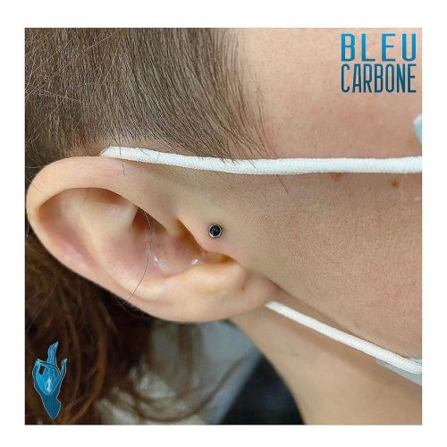 Tragus piercing Petit cabochon d’onyx serti clos en 3mm pour ce Tragus fraîchement percé. C’est di