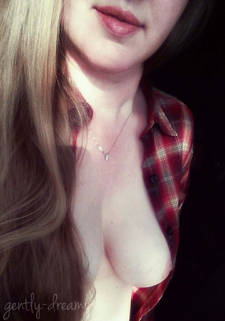 gently-dreaming:  Happy Friday!! 💋
