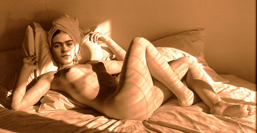 4-bidden:  frida kahlo naked <33