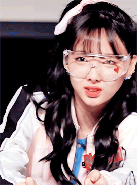 shonseungwan:pls stop giving this child glasses