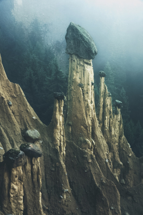 turn-me-inside-out:zinge:archatlas:Otherworldly ‘Earth Pyramids’ Captured in the Foggy Early Morning